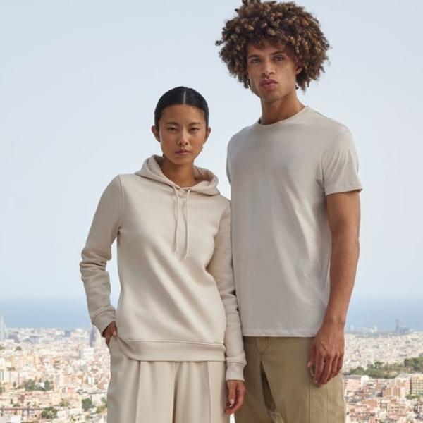vêtements personnalisables de marque B&C portés par un homme et une femme