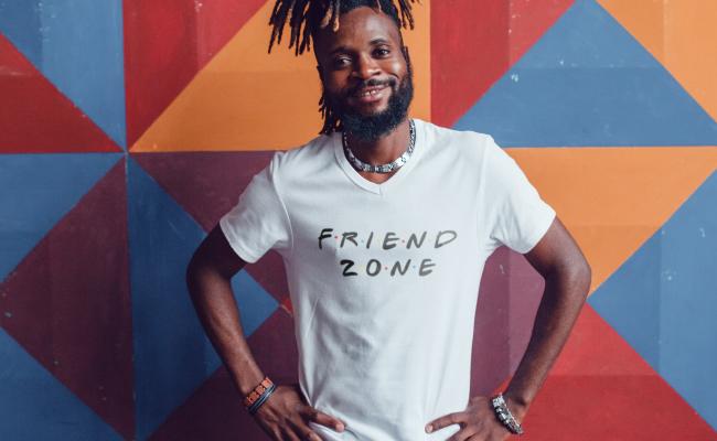 tee shirt pop culture porté par un homme dans la friend-zone