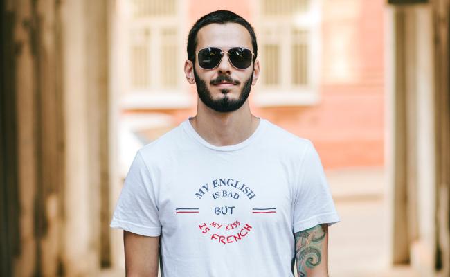 tee shirt personnalisé à caractère unique avec message, porté par un homme