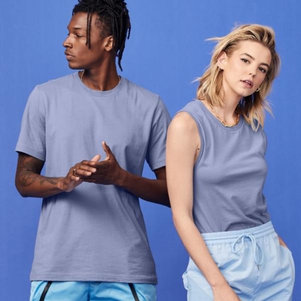 t-shirts bleus de la marque bella-canvas portés par un homme et une femme