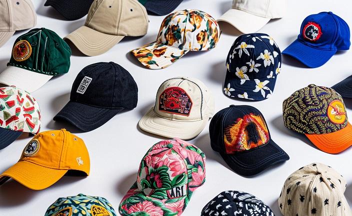 différentes casquettes avec différents motifs élégants