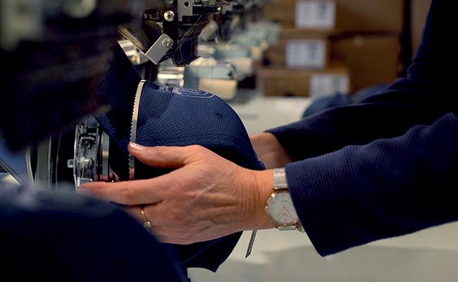 casquette en train d'être personnalisée avec de la broderie