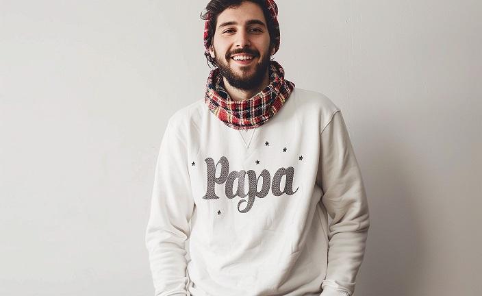 Homme portant un sweatshirt 'Papa'