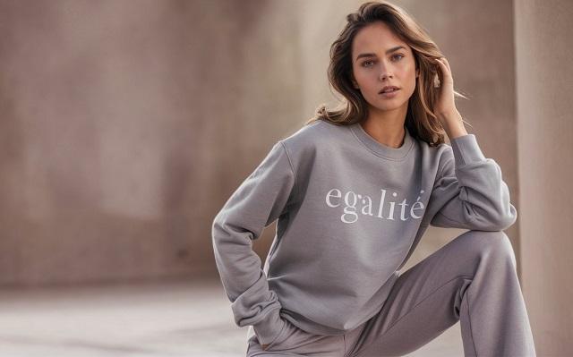 femme portant un sweat avec un message égalitariste