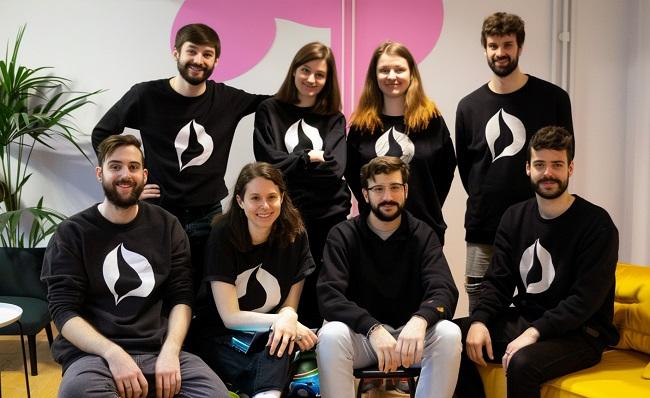 plusieurs jeunes membres d'une start-up portant fièrement le sweat de leur entreprise