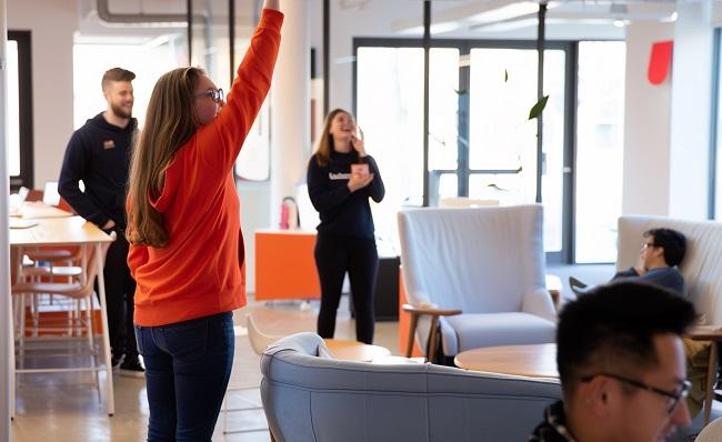 employés heureux de porter un sweatshirt ayant du sens pour eux