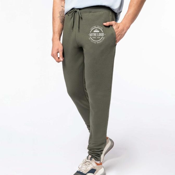 exemple de logo brodé sur une pantalon coloris vert foncé