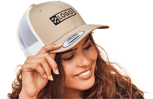 une femme portant chacun une casquette personnalisée, un avec exemple de logo