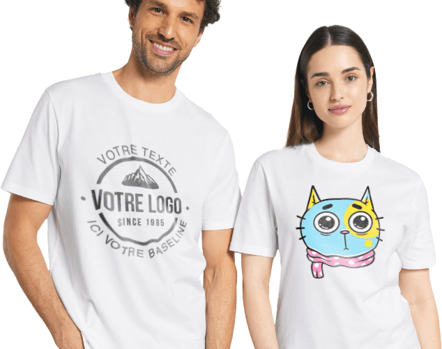une femme et un homme portant chacun un t-shirt personnalisé, un avec logo l'autre avec motif