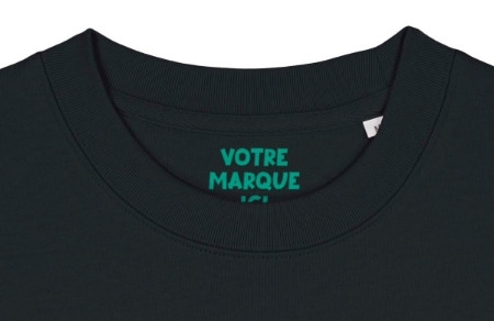 t-shirt de sport à personnaliser porté par un mannequin sportif