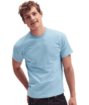 model homme portant un t-shirt bleu