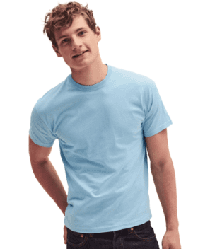 model homme portant un t-shirt bleu