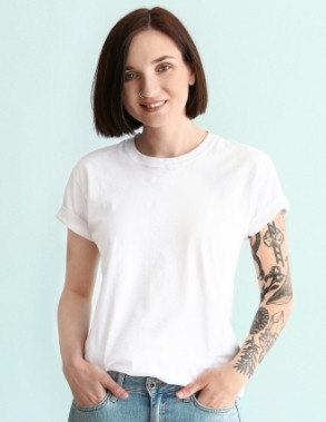 mannequin femme portant un tee-shirt blanc à personnaliser