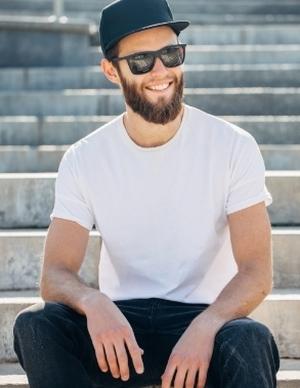 mannequin homme portant un t-shirt blanc à personnaliser