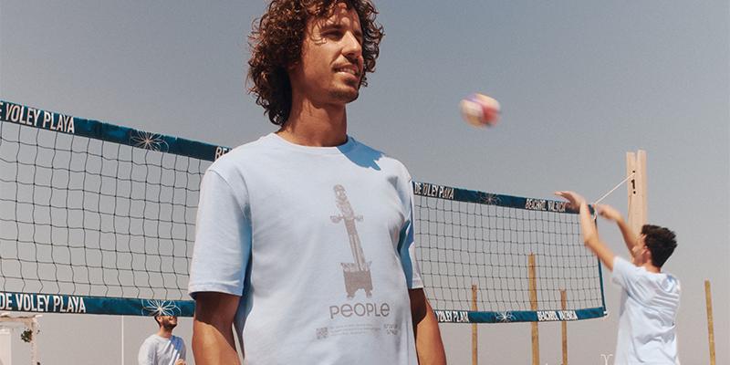 t-shirt creator 2.0 porté en faisant du volley-ball