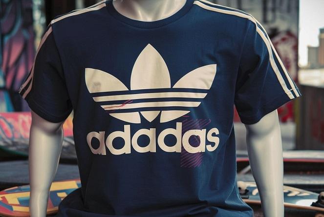 t-shirt de contrefaçon de la marque adidas