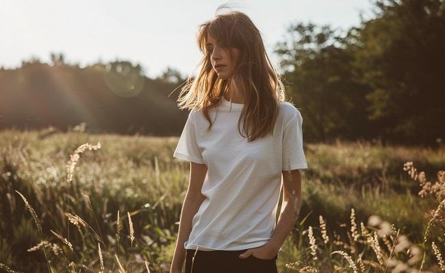 jeune demoiselle dans un champs portant un t-shirt organic