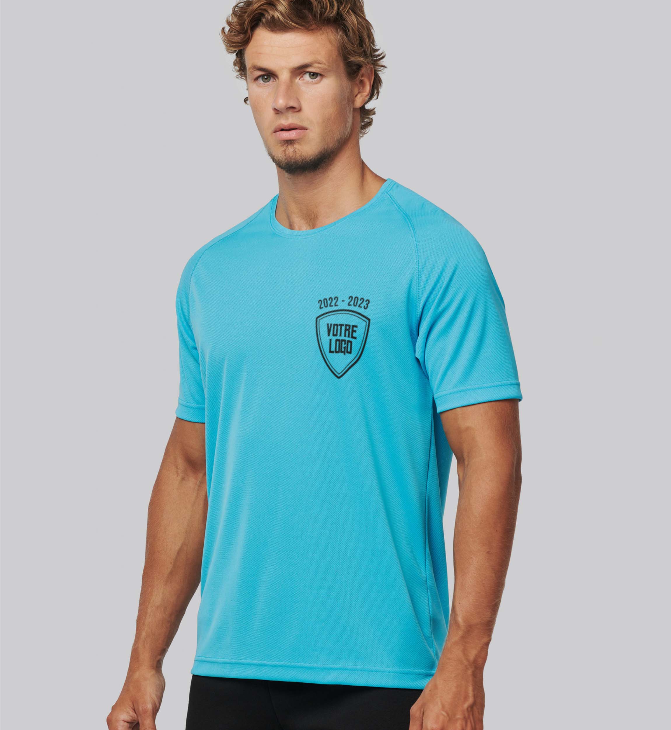 exemple de T-shirt Sport Homme couleur bleu cyan avec logo brodé sur le coeur