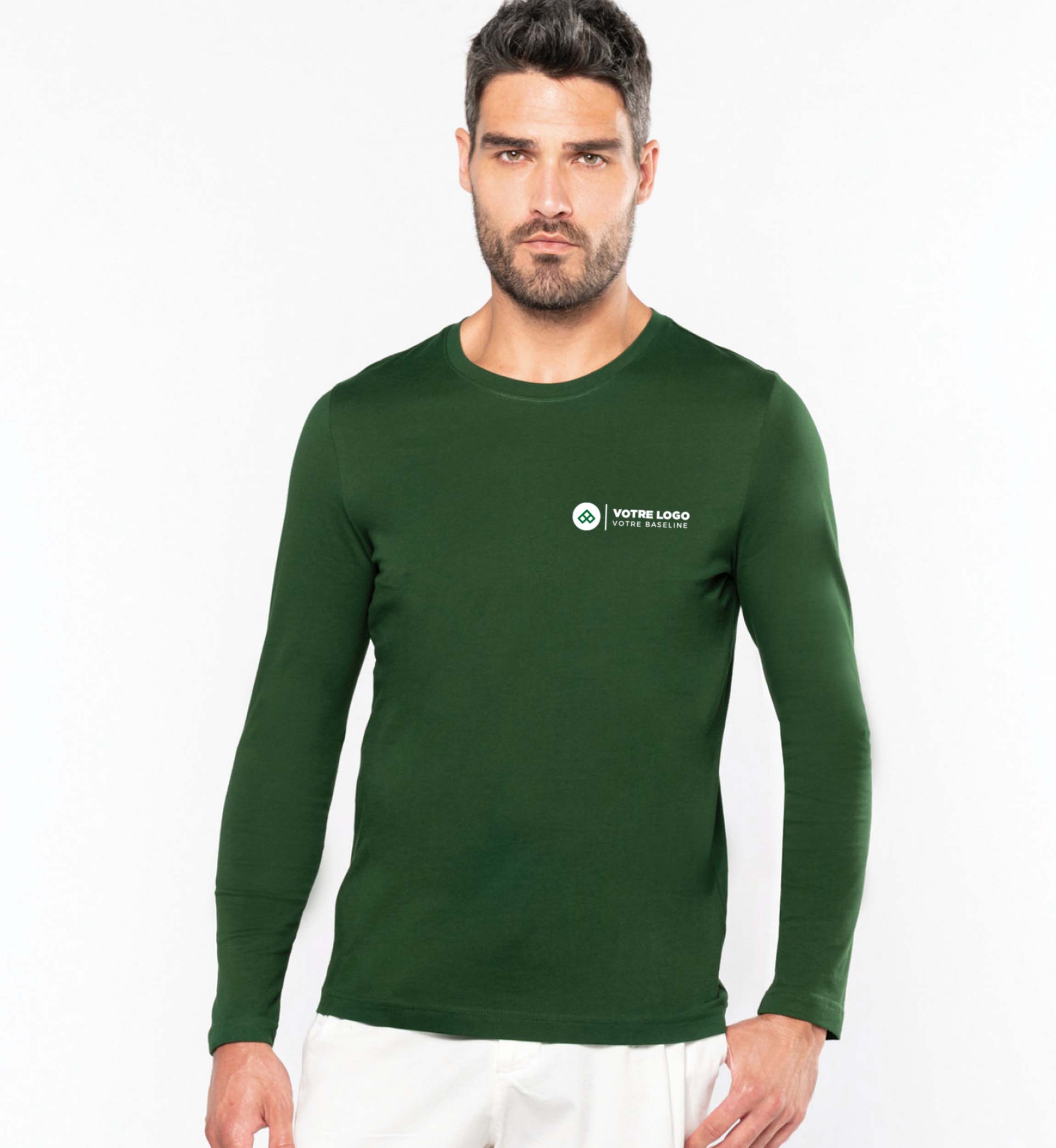 T-shirt Manches Longues Homme couleur vert forêt avec exemple de logo brodé sur le coeur