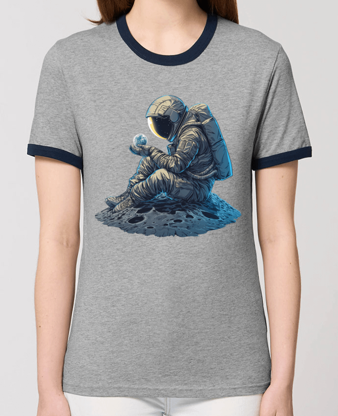 T-shirt Un astronaute observe la Terre par KronoArt