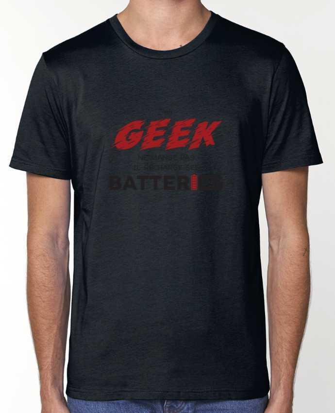 T-Shirt Un geek ne mange pas, il recharge ses batteries par tunetoo