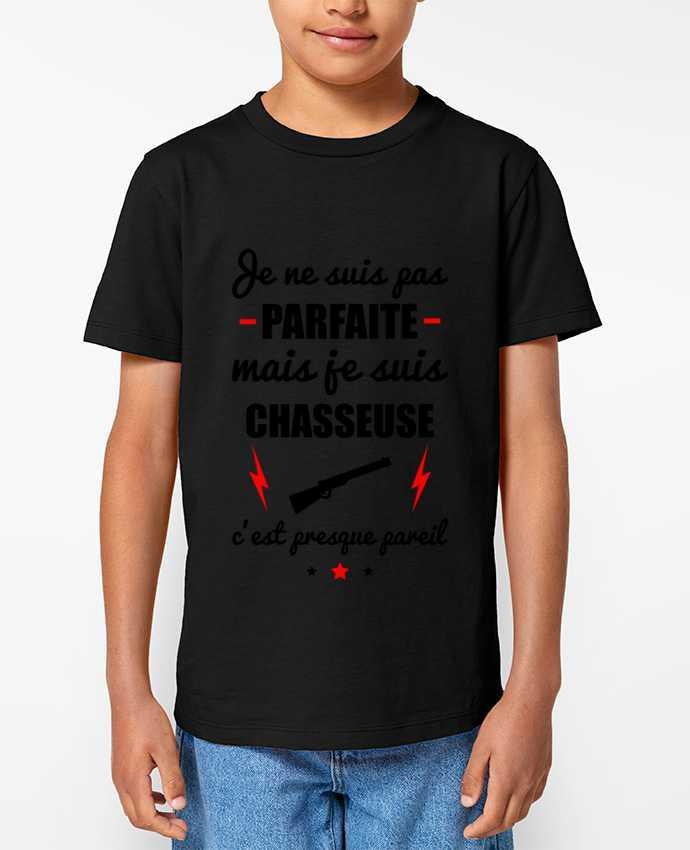 T-shirt Enfant Je ne suis pas parfaite mais je suis chasseuse c'est presque pareil Par Benichan