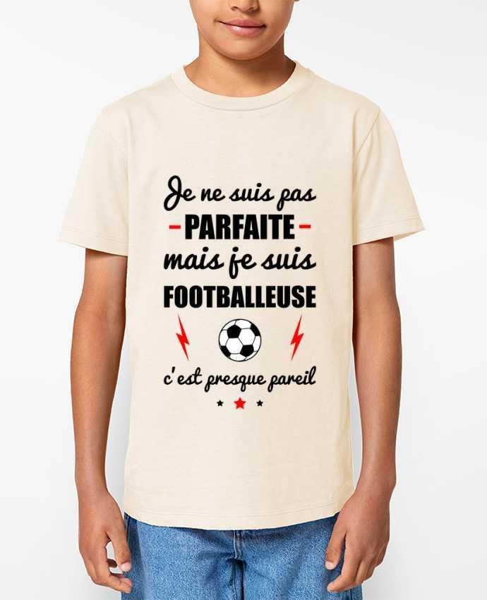 T-shirt Enfant Je ne suis pas parfaite mais je suis footballeuse c'est presque pareil Par Benichan