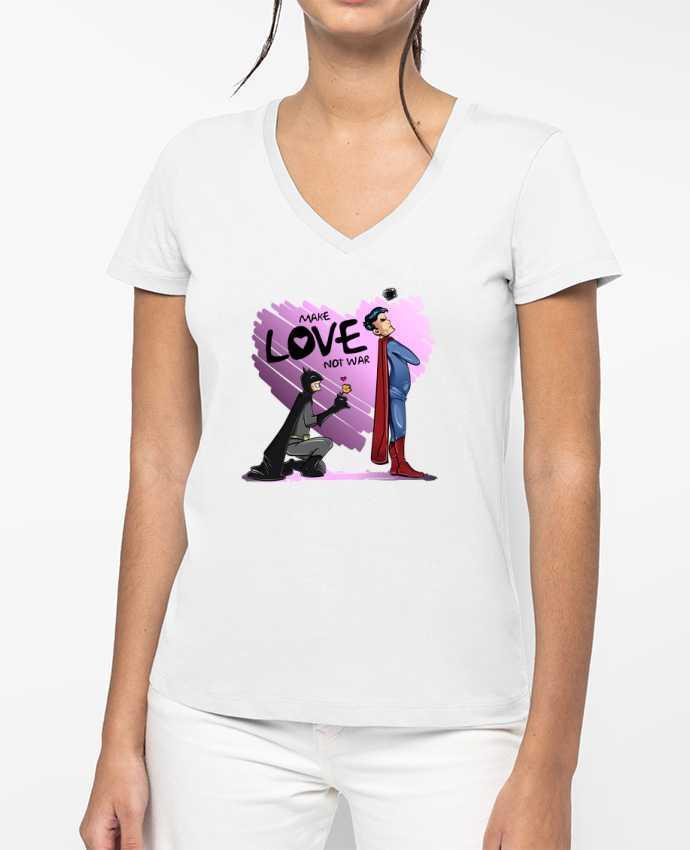 T-shirt femme col V MAKE LOVE NOT WAR (BATMAN VS SUPERMAN) par teeshirt-design.com