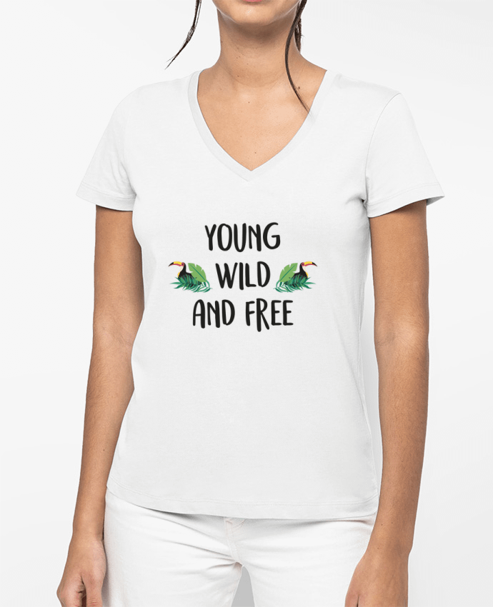 T-shirt femme col V Young, Wild and Free par IDÉ'IN