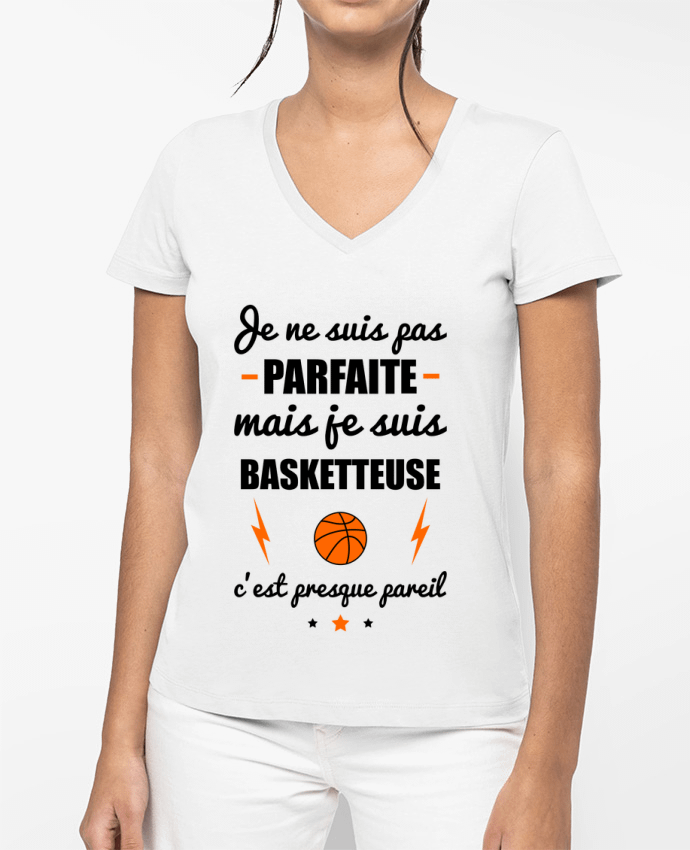 T-shirt femme col V Je ne suis pas parfaite mais je suis basketteuse c'est presque pareil par Benic