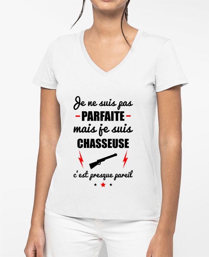 T-shirt femme col V Je ne suis pas parfaite mais je suis chasseuse c'est presque pareil par Benicha