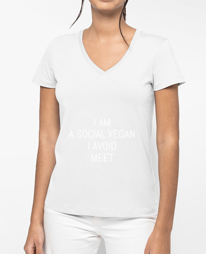 T-shirt femme col V I am a social vegan I avoid meet par Bichette