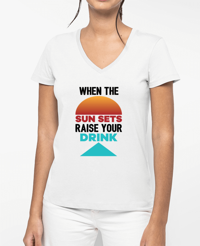 T-shirt femme col V When the sun sets raise your drink par tunetoo