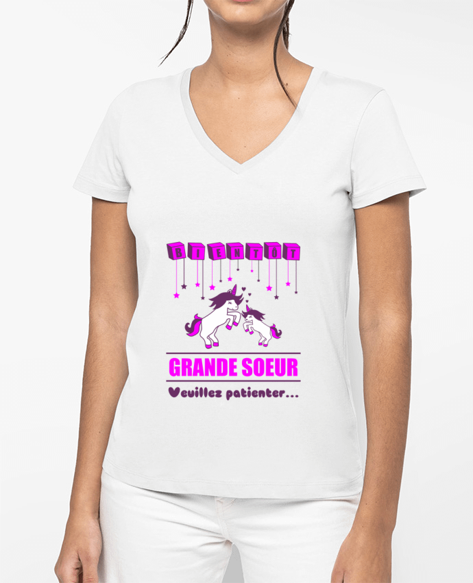 T-shirt femme col V Bientôt Grande Soeur, licorne par Benichan