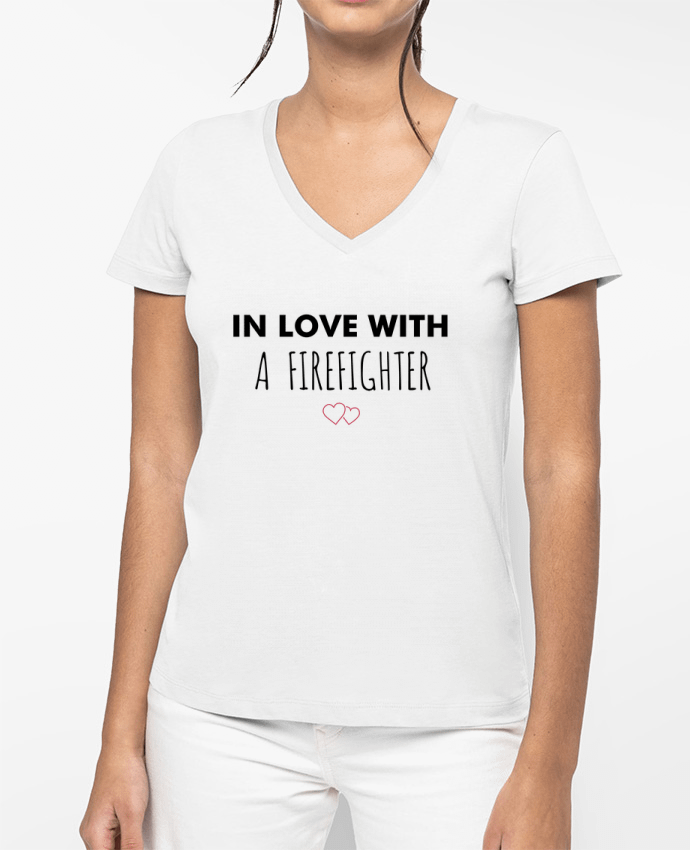 T-shirt femme col V In love with a firefighter par tunetoo