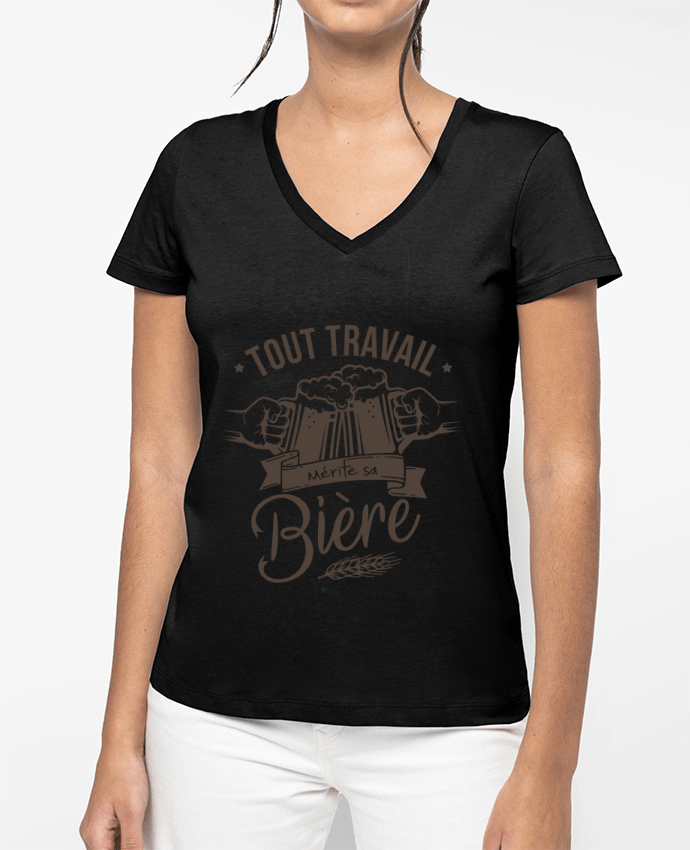 T-shirt femme col V Tout travail mérite sa bière par La boutique de Laura