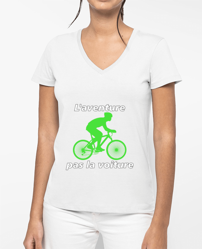 T-shirt écoresponsable col V femme L'aventure pas la voiture avec vélo vert por LV-CREATOR