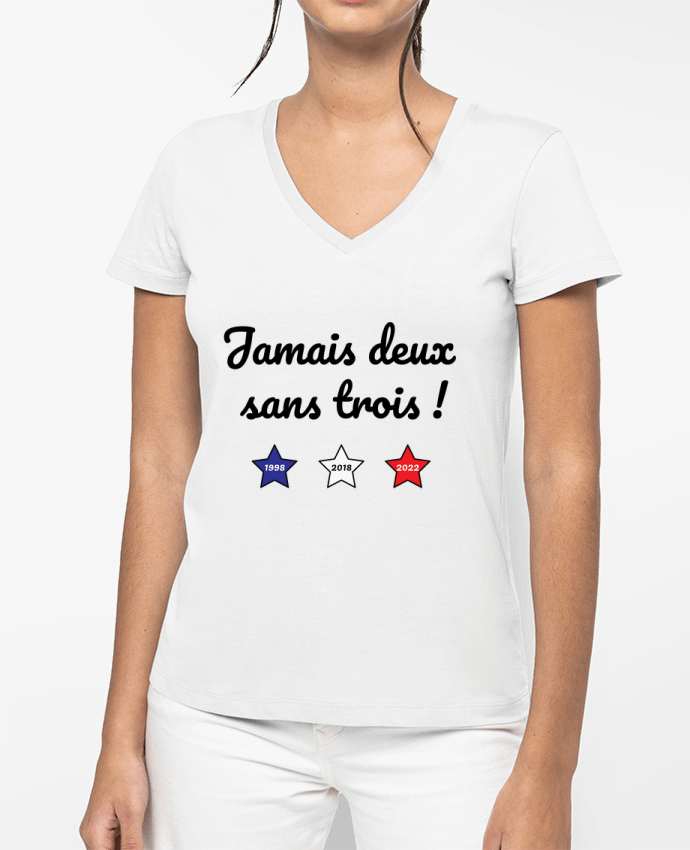 T-shirt femme col V Jamais deux sans trois - coupe du monde 2022 par /wait-design