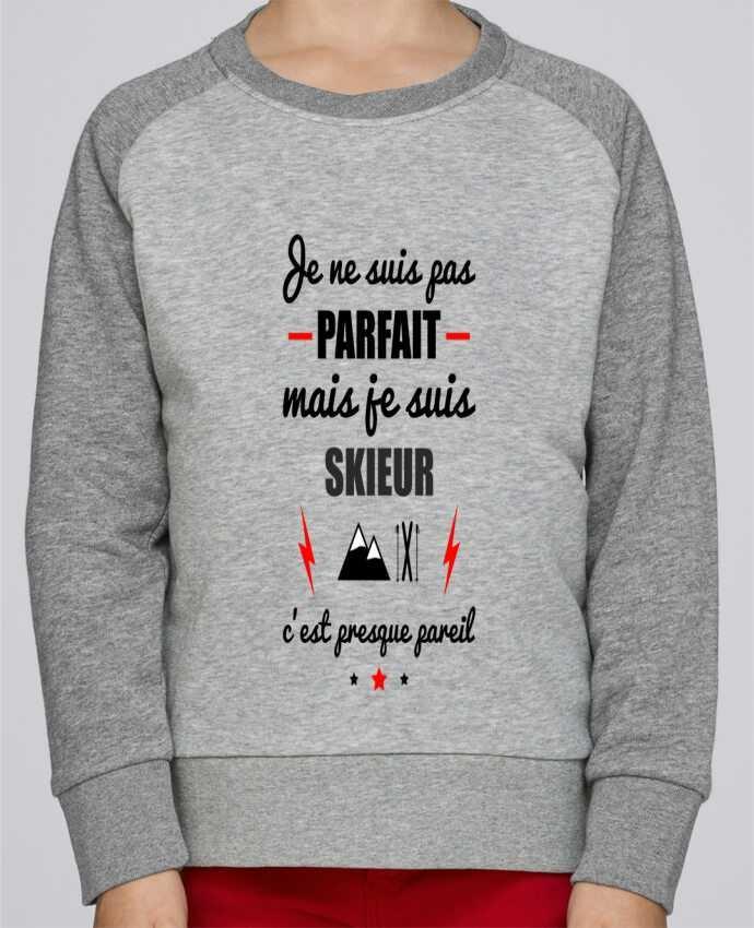 Sweat baseball enfant Je ne suis pas parfait mais je suis skieur c'est presque pareil par Benichan