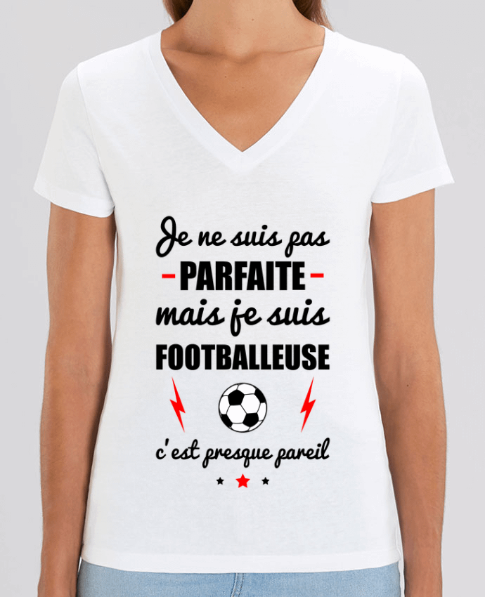 Women V-Neck T-shirt Stella Evoker Je ne suis pas byfaite mais je suis footballeuse c'est presque byeil Par  Benicha